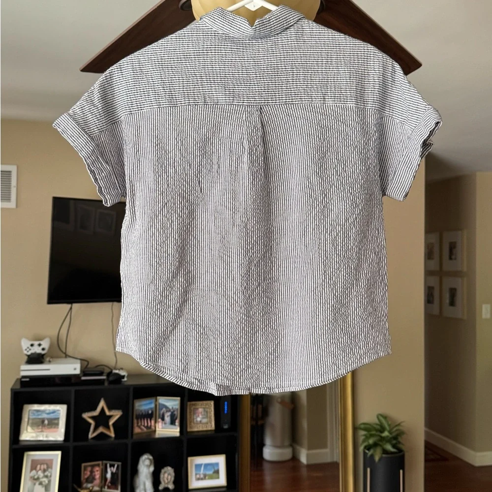 Banana Republic blue & white seer sucker button up - Picture 4 of 4